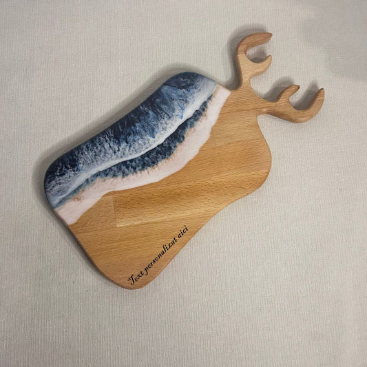 Platou / tocator dreptunghiular cerb decorativ din lemn de fag cu rasina epoxidica, efect ocean albastru inchis. Personalizata cu un mesaj ales de tine - epoxyarta.ro
