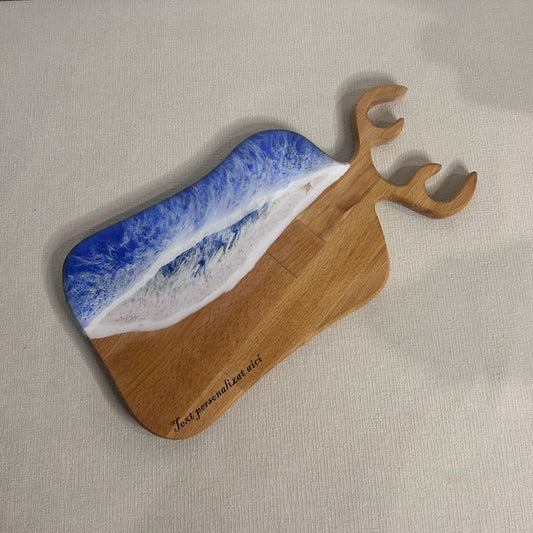 Platou / tocator dreptunghiular cerb decorativ din lemn de fag cu rasina epoxidica, efect ocean albastru. Personalizata cu un mesaj ales de tine - epoxyarta.ro