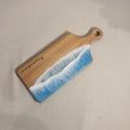 Platou / tocator dreptunghiular cu maner, cu rasina epoxidica, efect ocean albastru deschis. Personalizata cu un mesaj ales de tine - epoxyarta.ro