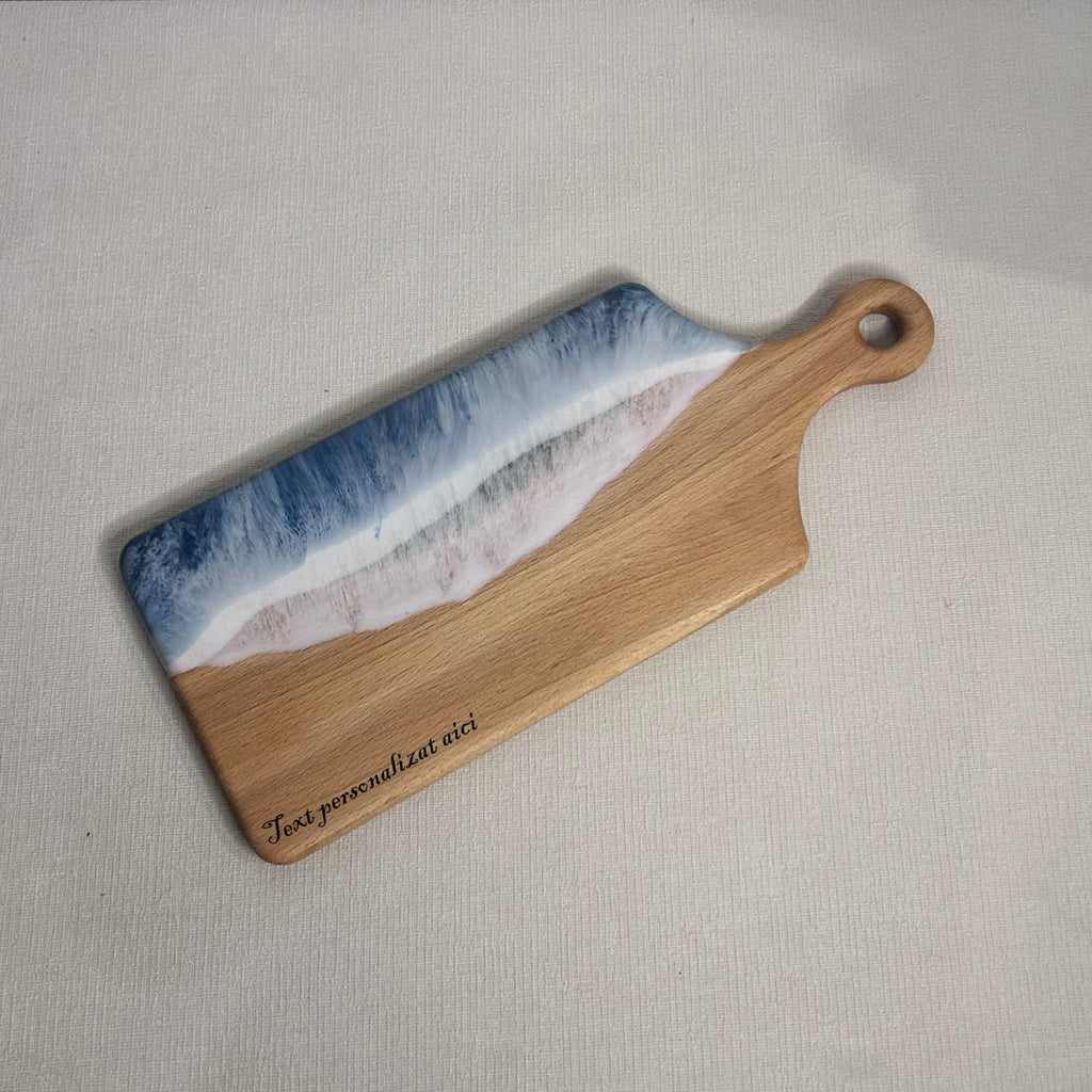 Platou / tocator dreptunghiular cu maner, cu rasina epoxidica, efect ocean albastru inhis. Personalizata cu un mesaj ales de tine - epoxyarta.ro