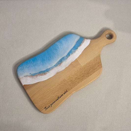 Platou / tocator dreptunghiular cu maner decorativ din lemn de fag cu rasina epoxidica, efect ocean albastru deschis. Personalizata cu un mesaj ales de tine - epoxyarta.ro