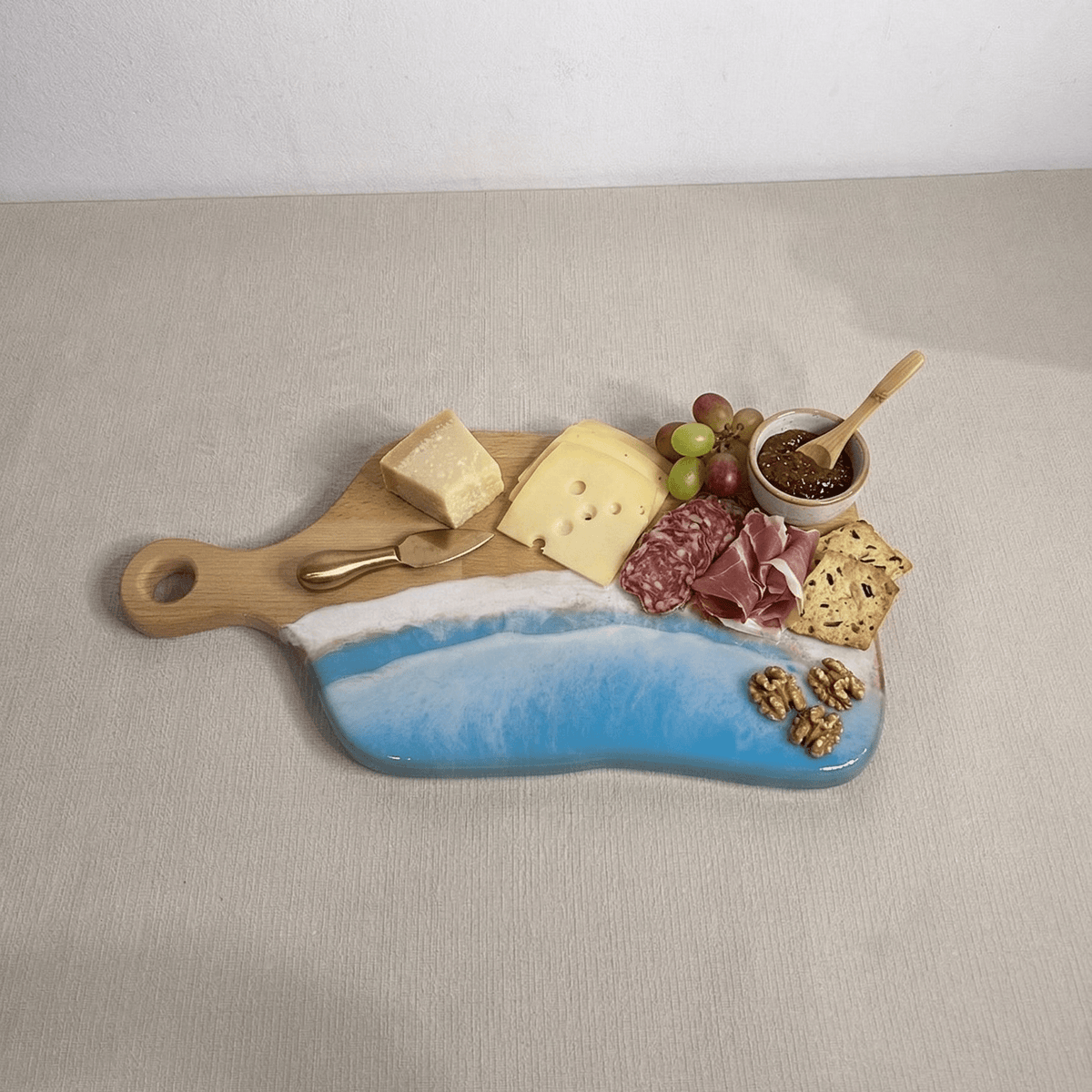 Platou / tocator dreptunghiular cu maner decorativ din lemn de fag cu rasina epoxidica, efect ocean albastru deschis. Personalizata cu un mesaj ales de tine - epoxyarta.ro