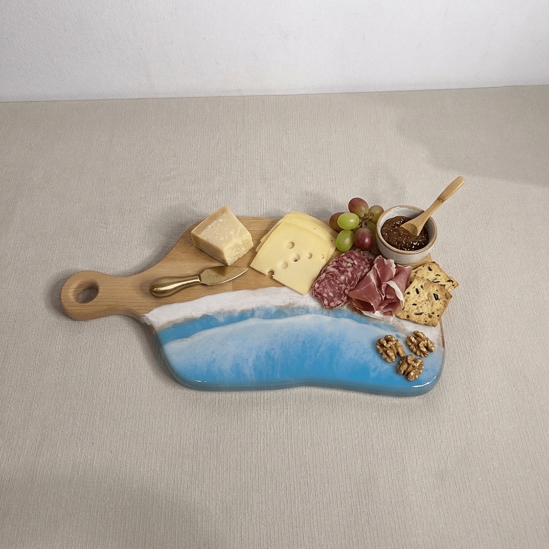 Platou / tocator dreptunghiular cu maner decorativ din lemn de fag cu rasina epoxidica, efect ocean albastru deschis. Personalizata cu un mesaj ales de tine - epoxyarta.ro