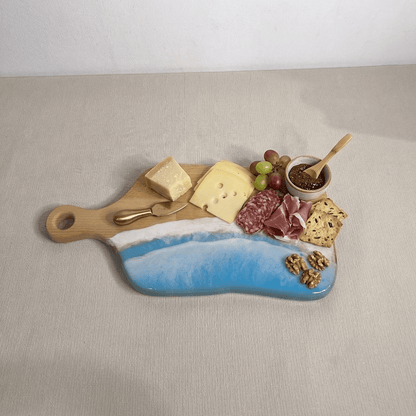 Platou / tocator dreptunghiular cu maner decorativ din lemn de fag cu rasina epoxidica, efect ocean albastru deschis. Personalizata cu un mesaj ales de tine - epoxyarta.ro