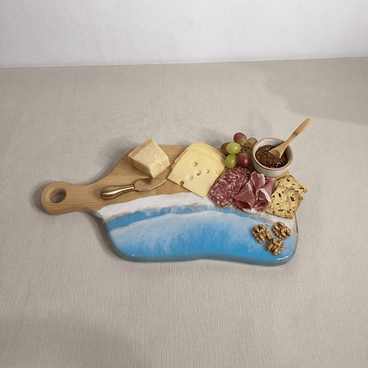 Platou / tocator dreptunghiular cu maner decorativ din lemn de fag cu rasina epoxidica, efect ocean albastru deschis. Personalizata cu un mesaj ales de tine - epoxyarta.ro