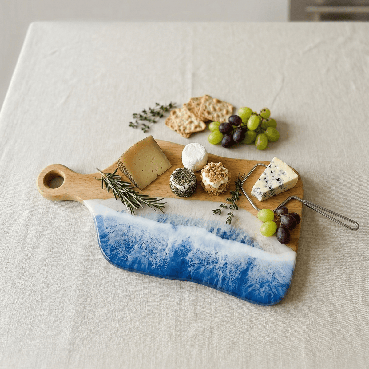 Platou / tocator dreptunghiular cu maner decorativ din lemn de fag cu rasina epoxidica, efect ocean albastru. Personalizata cu un mesaj ales de tine - epoxyarta.ro