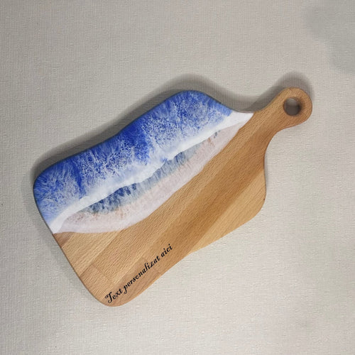 Platou / tocator dreptunghiular cu maner decorativ din lemn de fag cu rasina epoxidica, efect ocean albastru. Personalizata cu un mesaj ales de tine - epoxyarta.ro