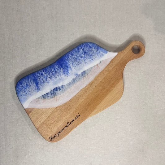 Platou / tocator dreptunghiular cu maner decorativ din lemn de fag cu rasina epoxidica, efect ocean albastru. Personalizata cu un mesaj ales de tine - epoxyarta.ro