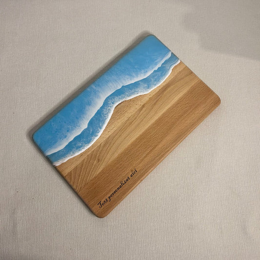 Platou / tocator dreptunghiular decorativ din lemn de fag cu rasina epoxidica, efect ocean albastru deschis. Personalizata cu un mesaj ales de tine - epoxyarta.ro
