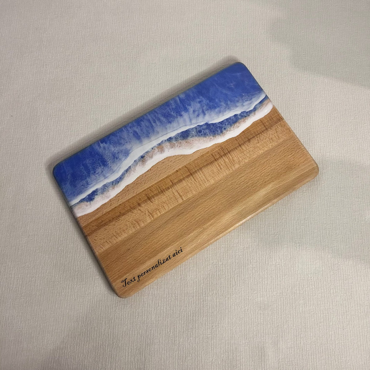 Platou / tocator dreptunghiular decorativ din lemn de fag cu rasina epoxidica, efect ocean albastru. Personalizata cu un mesaj ales de tine - epoxyarta.ro