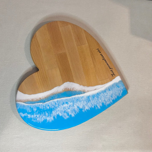 Platou / tocator inimioara din lemn de fag cu rasina epoxidica, efect ocean albastru deschis. Personalizata cu un mesaj ales de tine - epoxyarta.ro