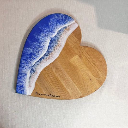 Platou / tocator inimioara din lemn de fag cu rasina epoxidica, efect ocean albastru. Personalizata cu un mesaj ales de tine - epoxyarta.ro
