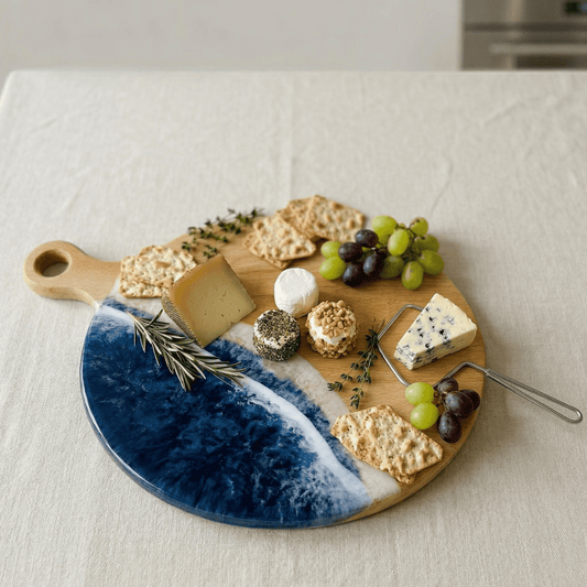 Platou / tocator rotund cu maner din lemn de fag cu rasina epoxidica, efect ocean albastru inchis. Personalizata cu un mesaj ales de tine - epoxyarta.ro
