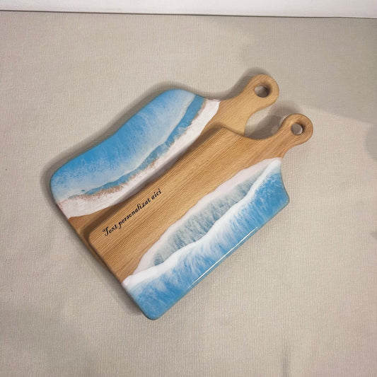 Set platou 2 buc. dreptunghiular cu maner din lemn de fag cu rasina epoxidica, efect ocean albastru deschis. Personalizata cu un mesaj ales de tine - epoxyarta.ro