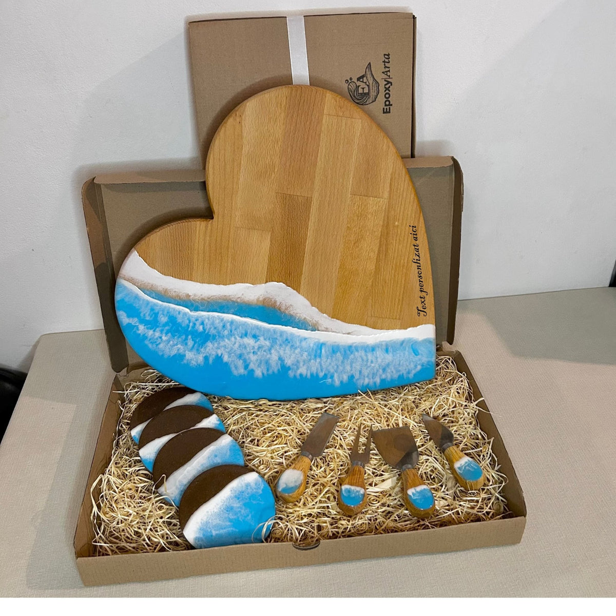 Set platou inimioara cu suporturi de pahare si cutite pentru branzeturi cu rasina epoxidica, efect ocean albastru deschis. Personalizata cu un mesaj ales de tine - epoxyarta.ro