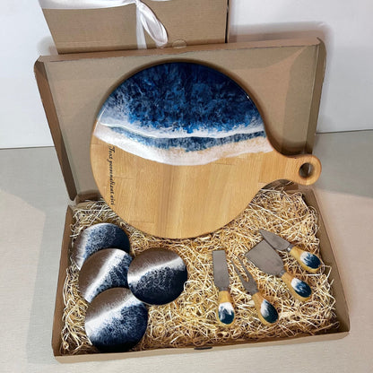 Set platou rotund cu maner, suporturi de pahare si cutite pentru branzeturi cu rasina epoxidica, efect ocean albastru inchis. Personalizata cu un mesaj ales de tine - epoxyarta.ro
