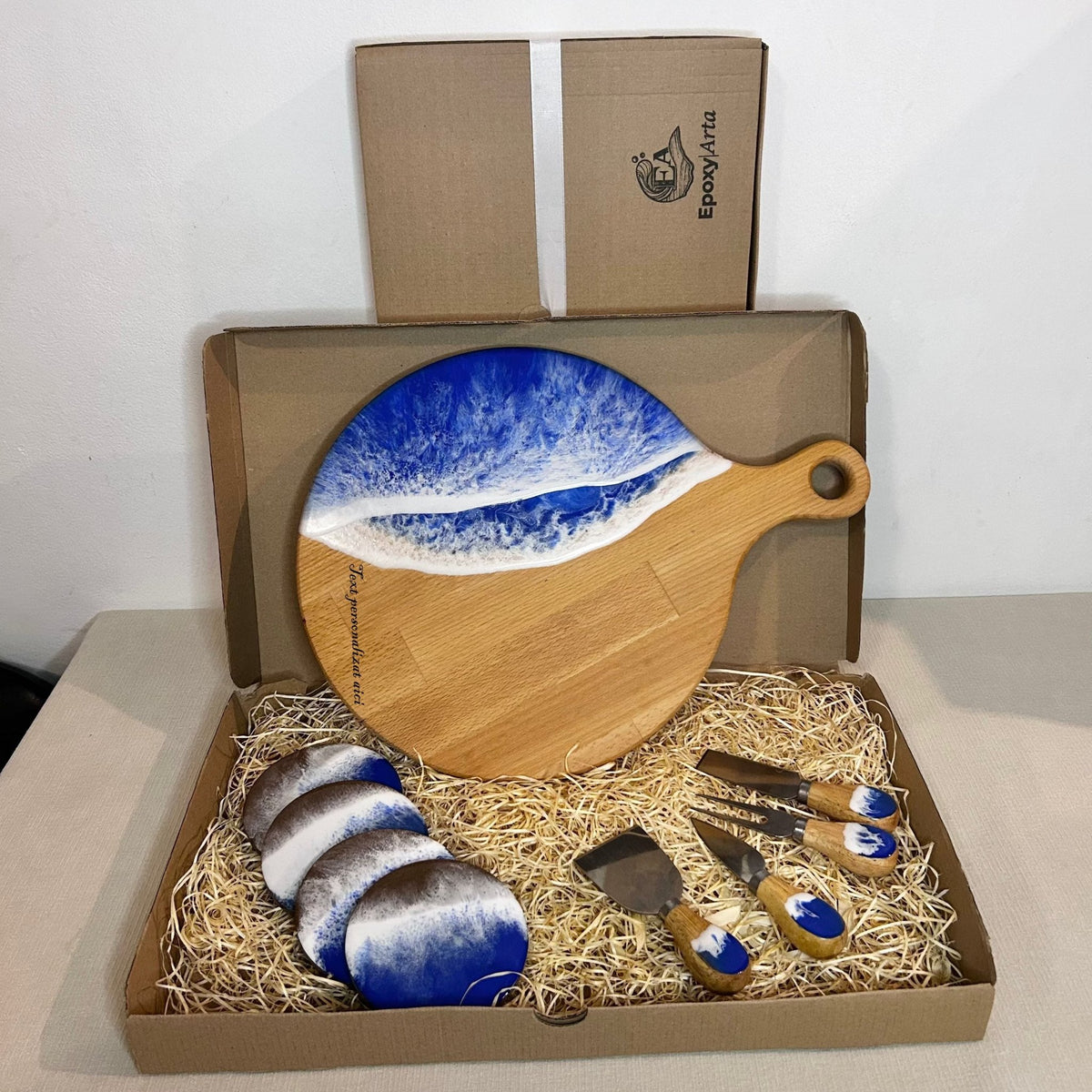 Set platou rotund cu maner, suporturi de pahare si cutite pentru branzeturi cu rasina epoxidica, efect ocean albastru. Personalizata cu un mesaj ales de tine - epoxyarta.ro
