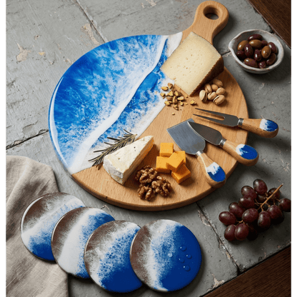 Set platou rotund cu maner, suporturi de pahare si cutite pentru branzeturi cu rasina epoxidica, efect ocean albastru. Personalizata cu un mesaj ales de tine - epoxyarta.ro